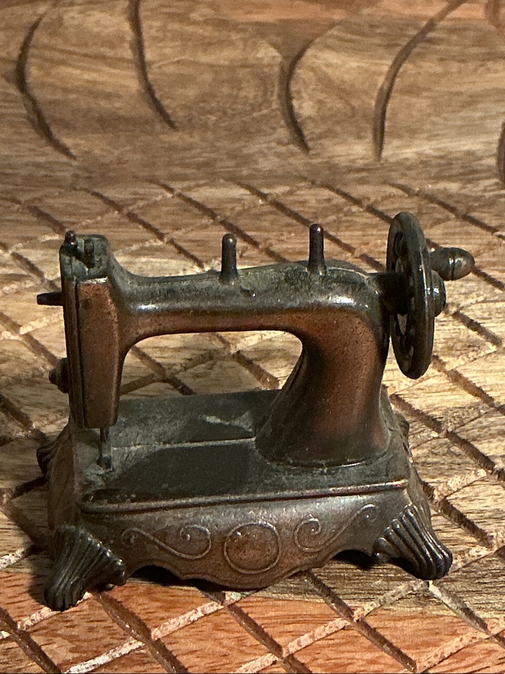 Antique Play Me/Spain Ref. 924 Mini Sewing Machine Sculpture in Die Cast Metal